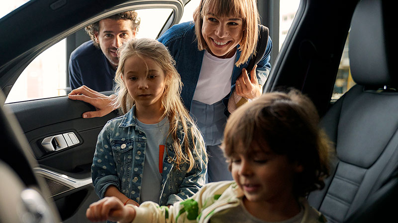 Vediamo una famiglia all'interno di una BMW