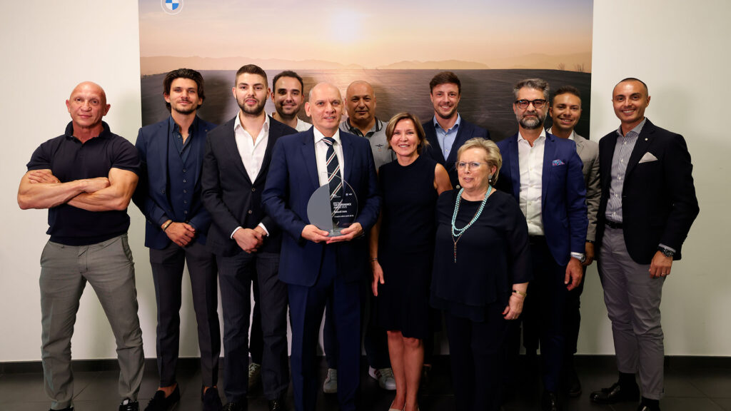 Vediamo una foto di gruppo al termine della premiazione come BMW Financial Services TOP Experience 2025